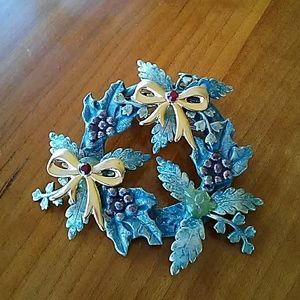 KERISSA WREATH BROOCH!